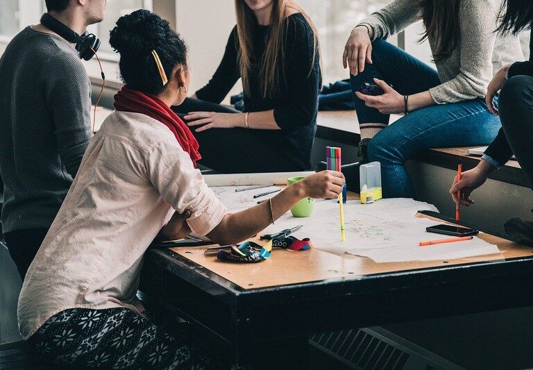 Jakie formy warsztatów integracyjnych wybierać na wyjazdy firmowe?