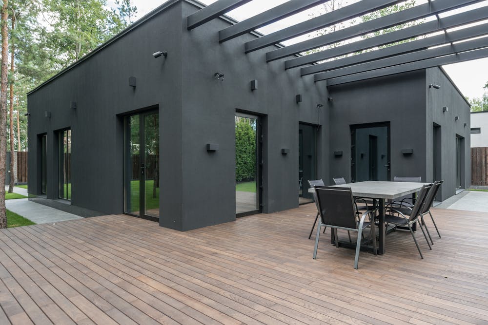 Konstrukcje z aluminium w osłonach przestrzeni tarasowych