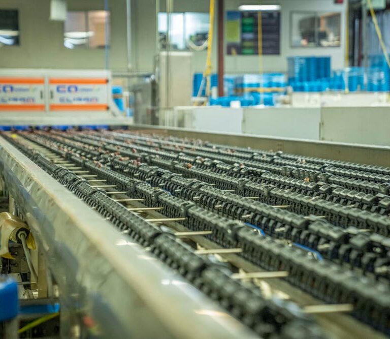 Rozwiązania stosowane w przepływie pojemników w systemach magazynowych