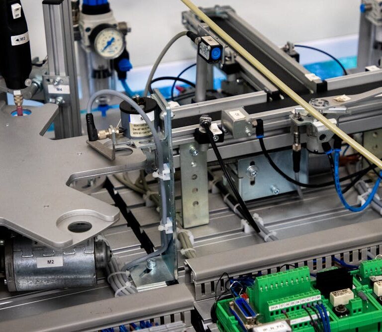 Modułowe systemy aluminiowe – możliwości konfiguracji stanowisk roboczych