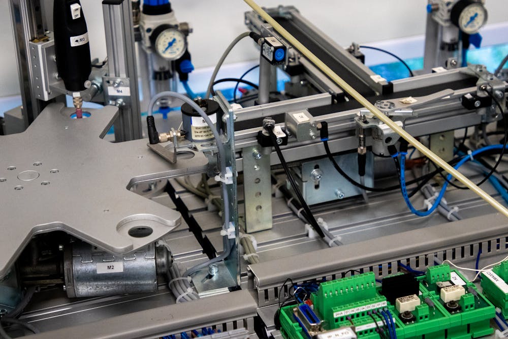 Modułowe systemy aluminiowe – możliwości konfiguracji stanowisk roboczych